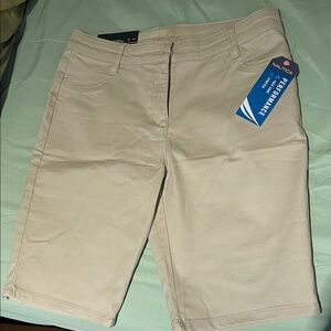 NWT Nautica Women's Beige uniform Bermudas size 5